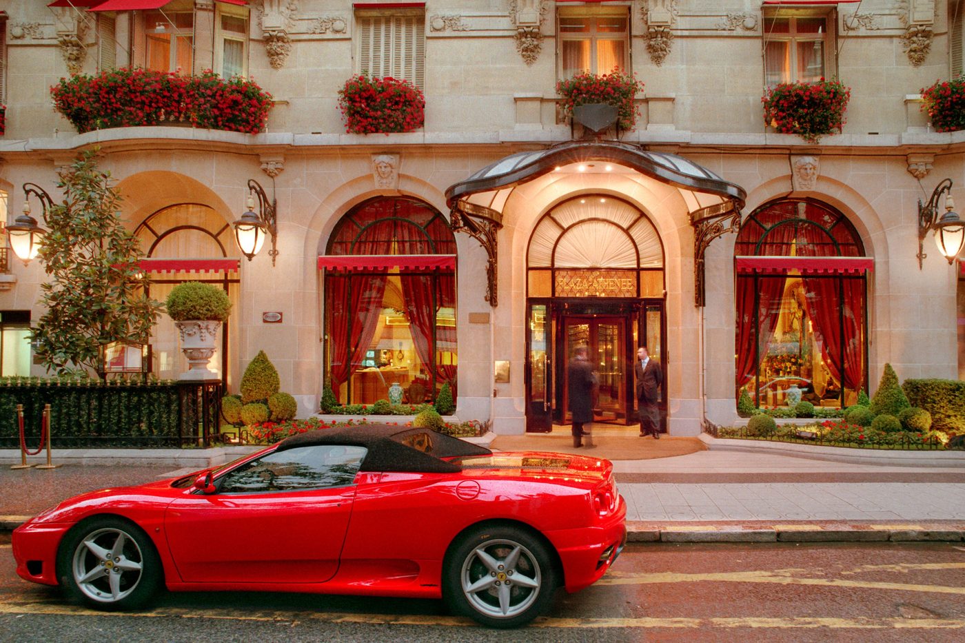 entrée d'un palace parisien et voiture de sport à l'arrêt