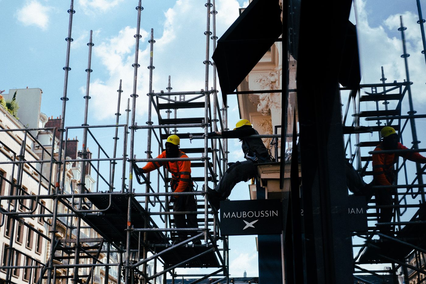 ouvriers sur un échafaudage, façade parisienne en rénovation