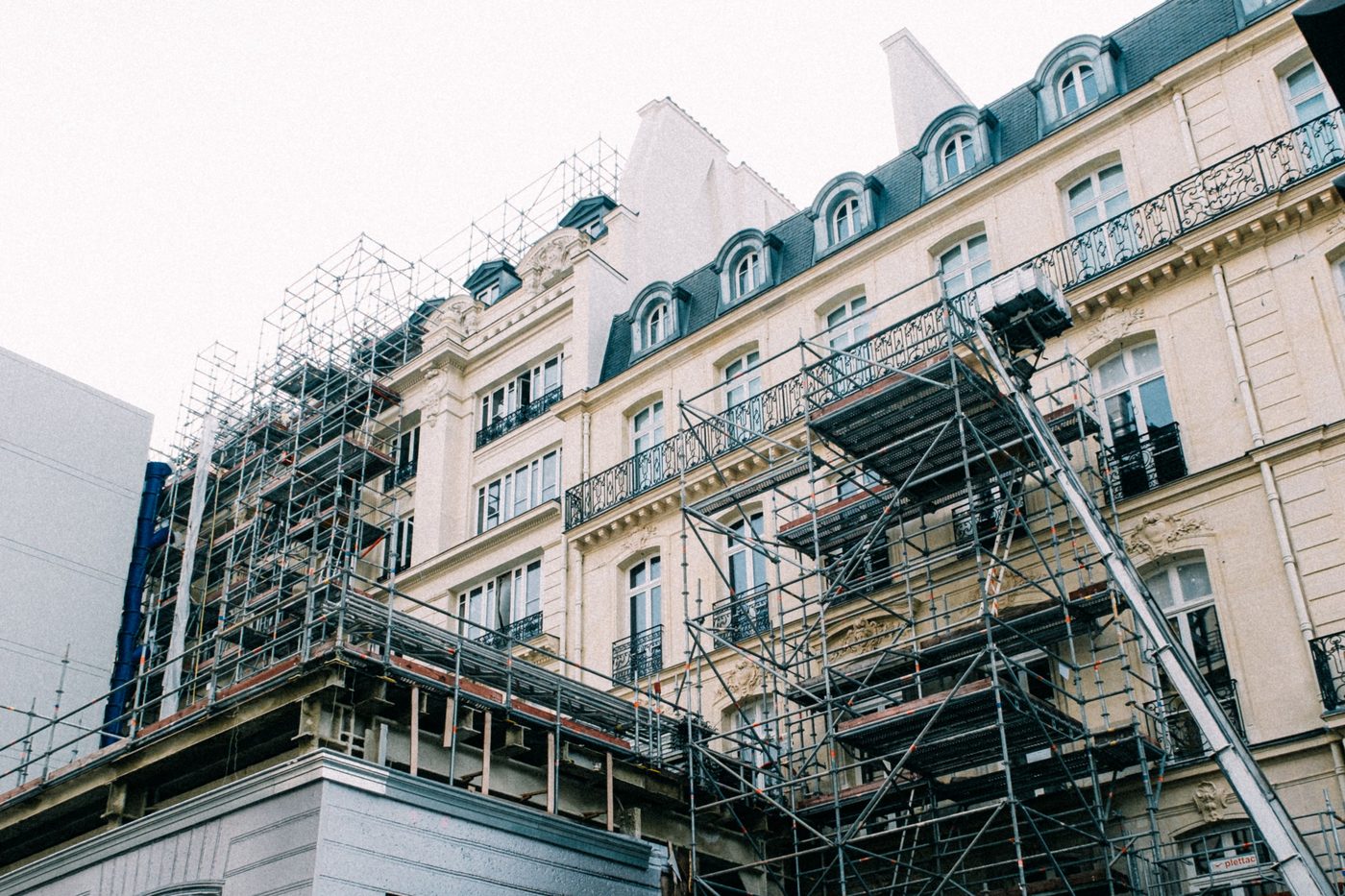 échafaudage sur un immeuble haussmannien en rénovation