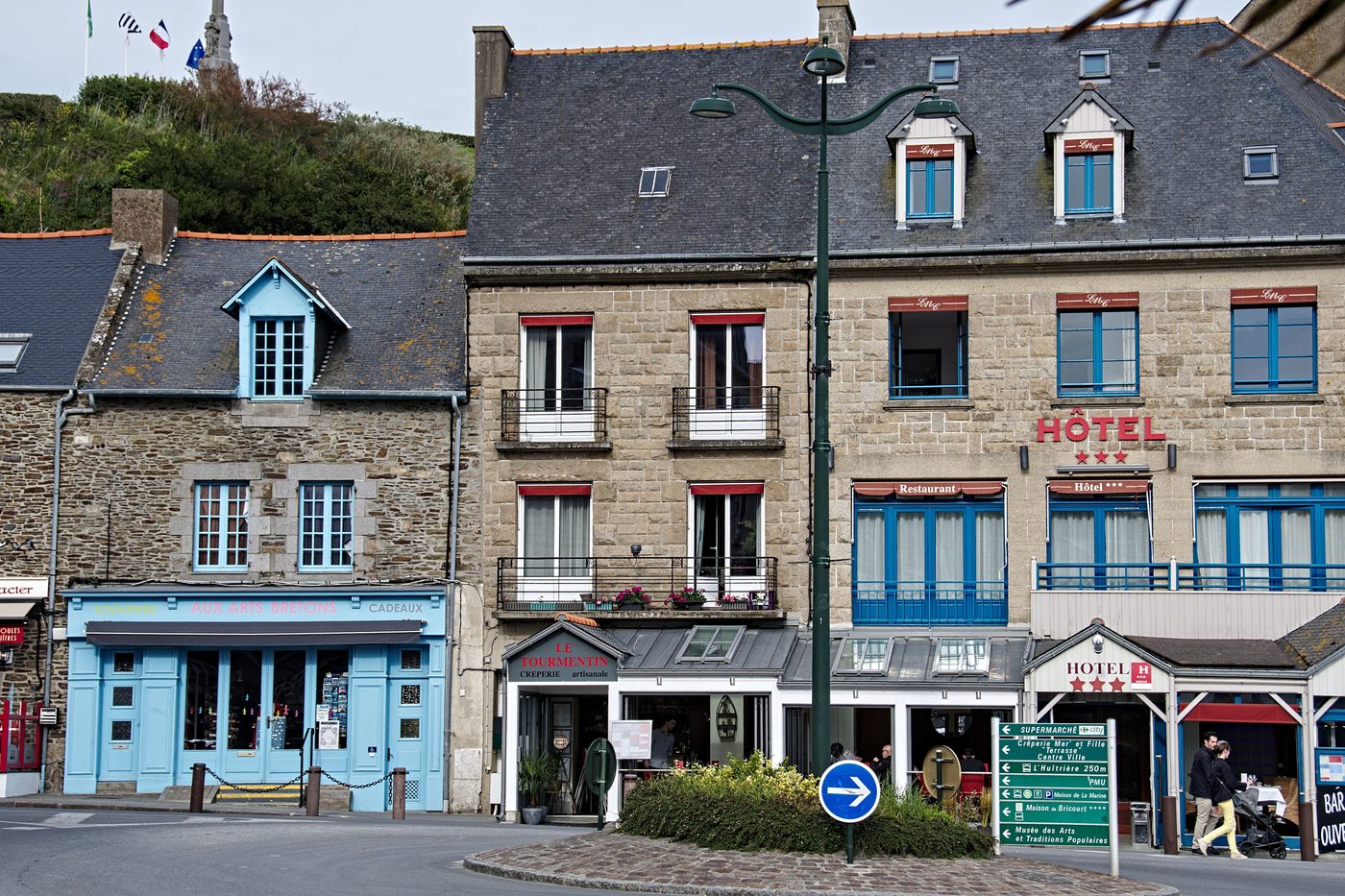 hôtel indépendant trois étoiles et sa crêperie dans un village breton