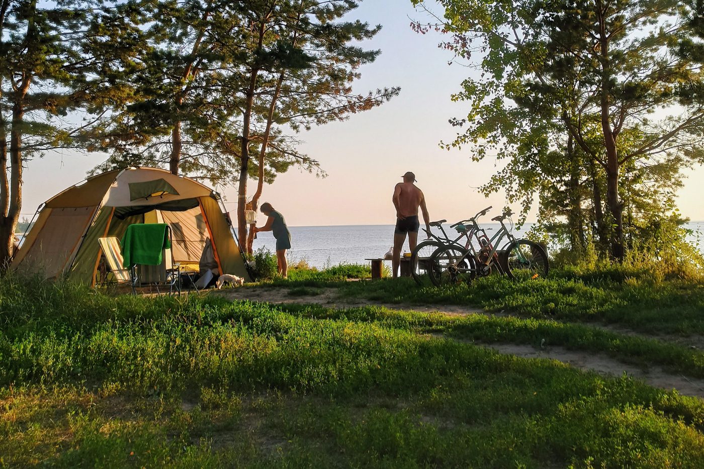 tentes de camping au bord de l'eau au crépuscule