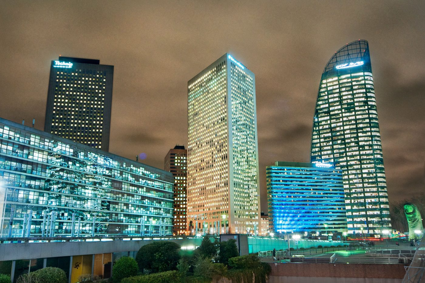 tours de bureaux de Paris La Défense à la nuit tombée
