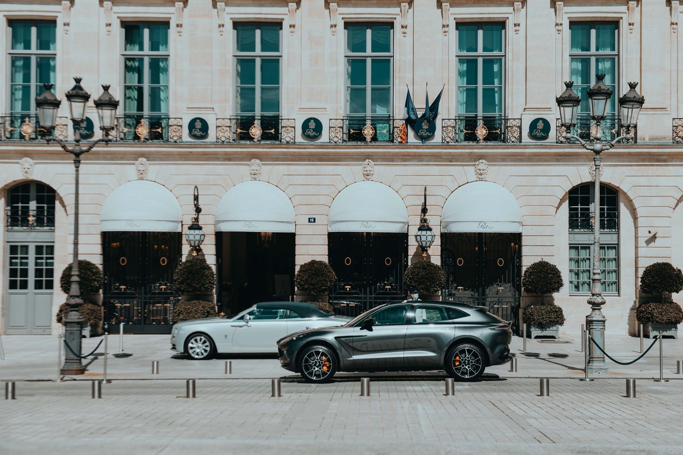 façade d'un palace de la place Vendôme et voitures de luxe stationnées