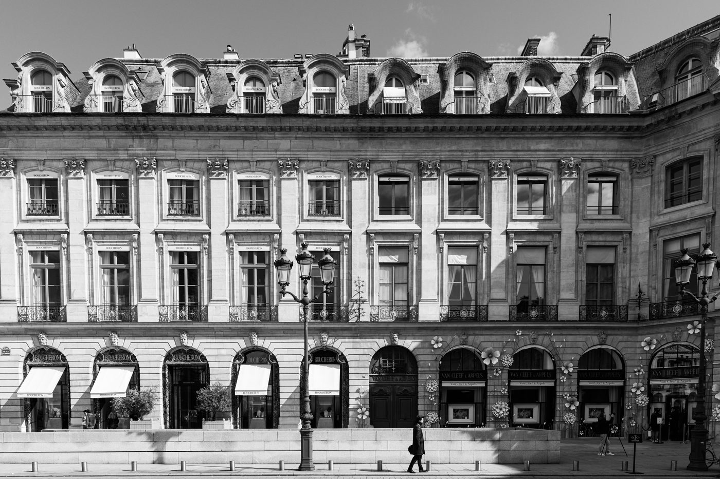 place Vendôme en noir et blanc, un passant solitaire